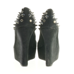 Høje kilehæle med nitter fra Catwalk (str. 37 )