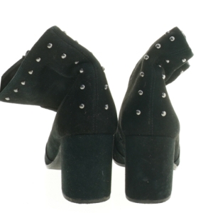 Sort støvle med nitter fra Unisa (str. 39 )