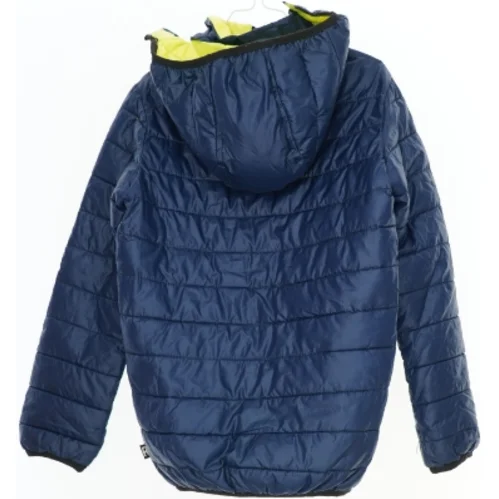 Letvægtsjakke med hætte fra Rebus (str. 134)