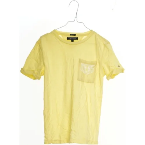 Gul T-shirt med trykt lomme fra Tommy Hilfiger (str. 140)