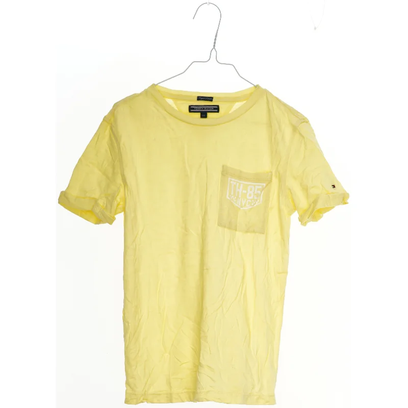 Gul T-shirt med trykt lomme fra Tommy Hilfiger (str. 140)