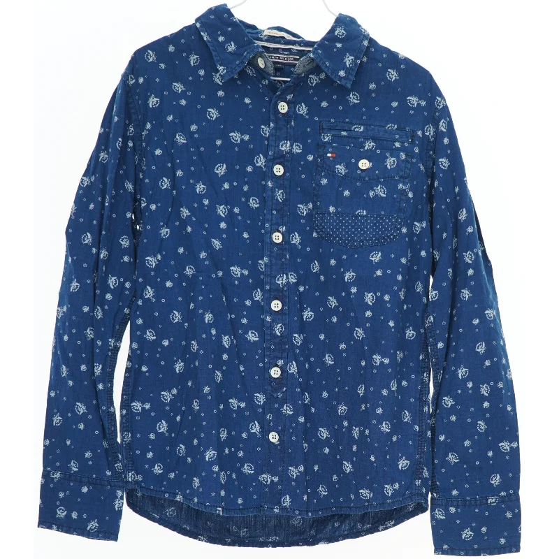 Blå skjorte med mønster fra Tommy Hilfiger (str. 140)