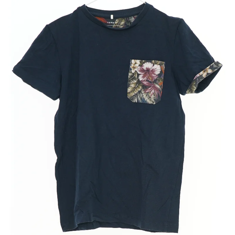 Mørkeblå T-shirt med mønstret lommedetalje fra Name It (str. 134)