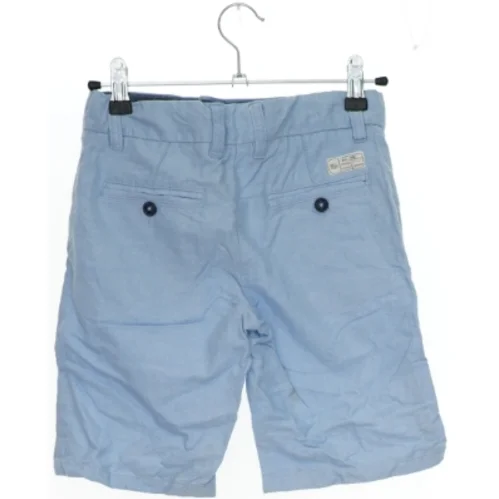 Lyseblå shorts fra Jasper J Conran (str. 134)