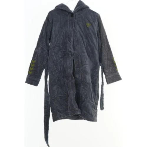 Grå badekåbe med hætte fra Hummel (str. 122)