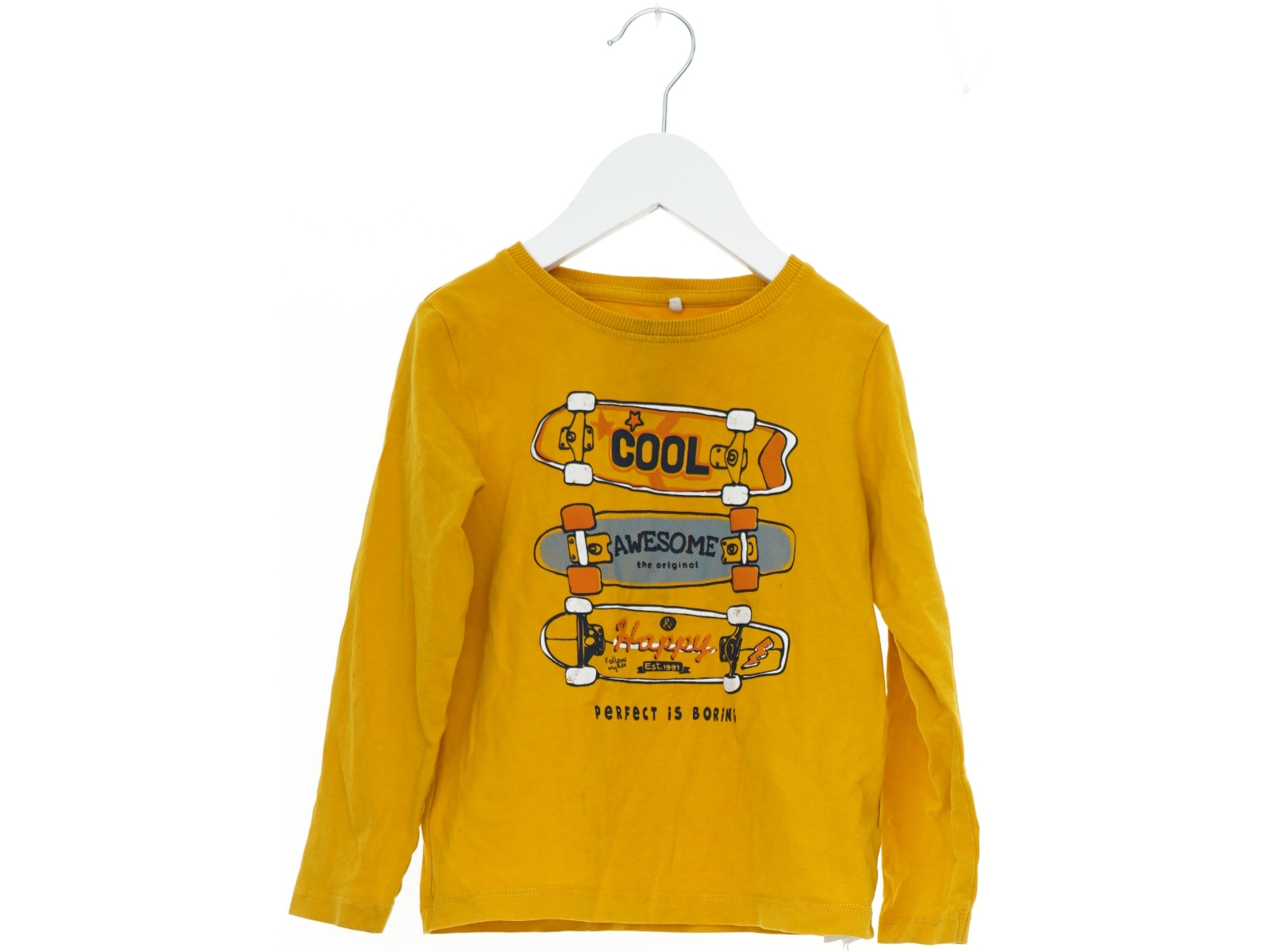 Langærmet gul bluse til børn med skateboard print fra Name It (str. 104)