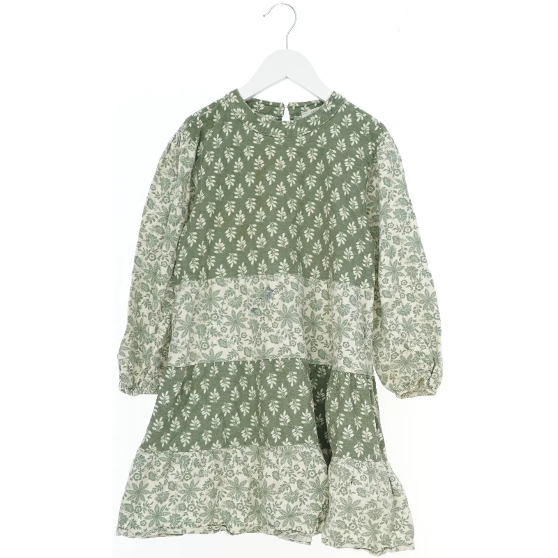 Kjole med grønt og hvidt mønster fra LC Waikiki  (str. 134)