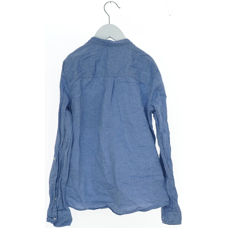 Lys blå skjorte med lange ærmer fra H&M (str. 140)