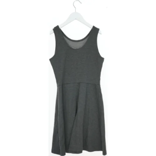 Grå kjole med tryk fra H&M (str. 164)