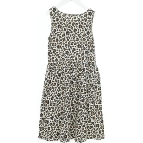 Ærmeløs kjole med leopardmønster fra H&M (str. 140)