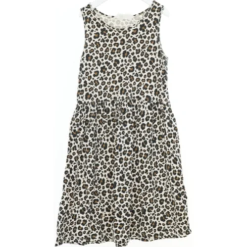 Ærmeløs kjole med leopardmønster fra H&M (str. 140)