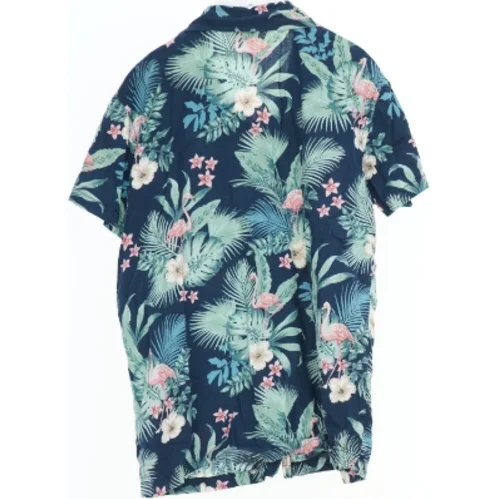 Hawaiiskjorte med blomster og flamingoer fra VRS (str. 164)
