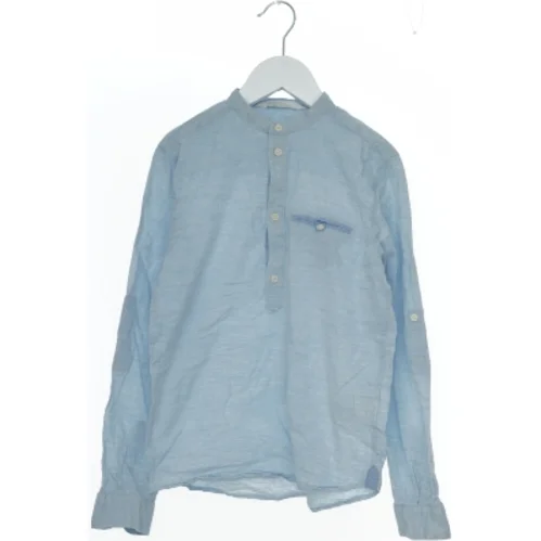 Lyseblå skjorte til børn fra H&M (str. 146)