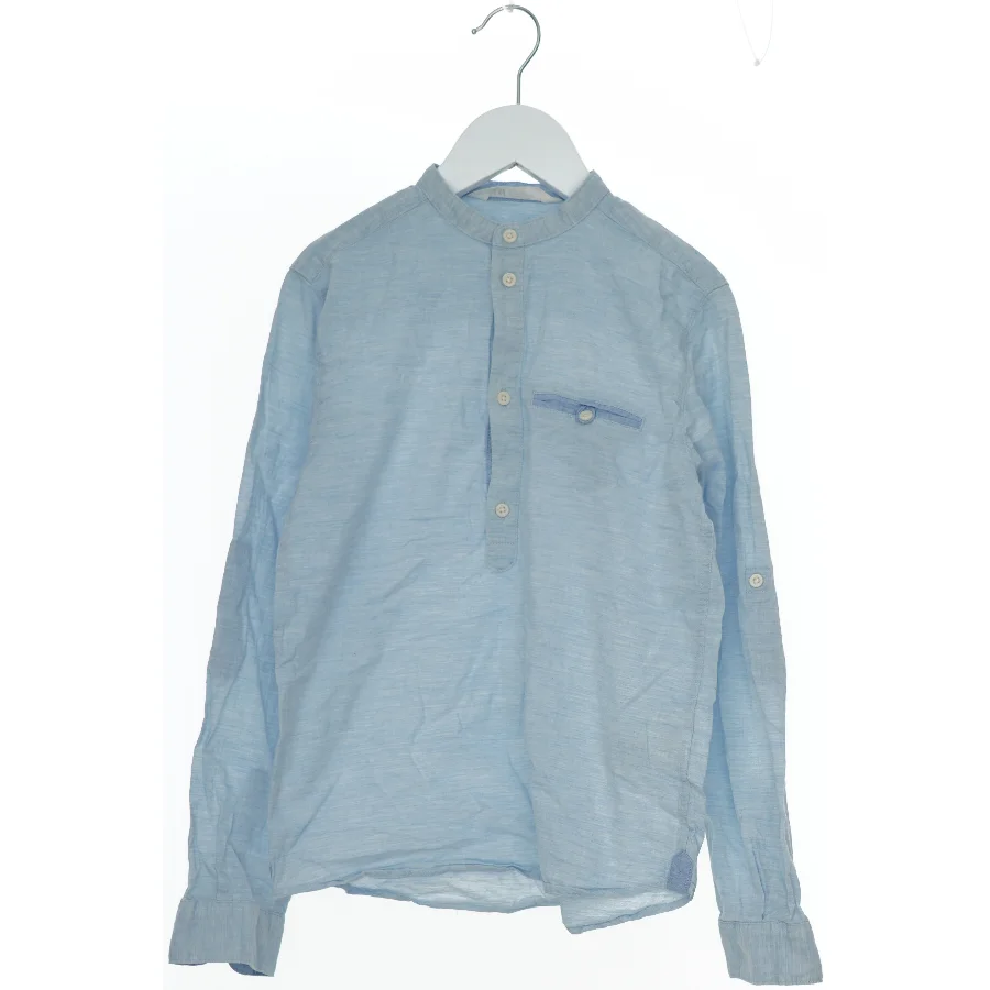 Lyseblå skjorte til børn fra H&M (str. 146)