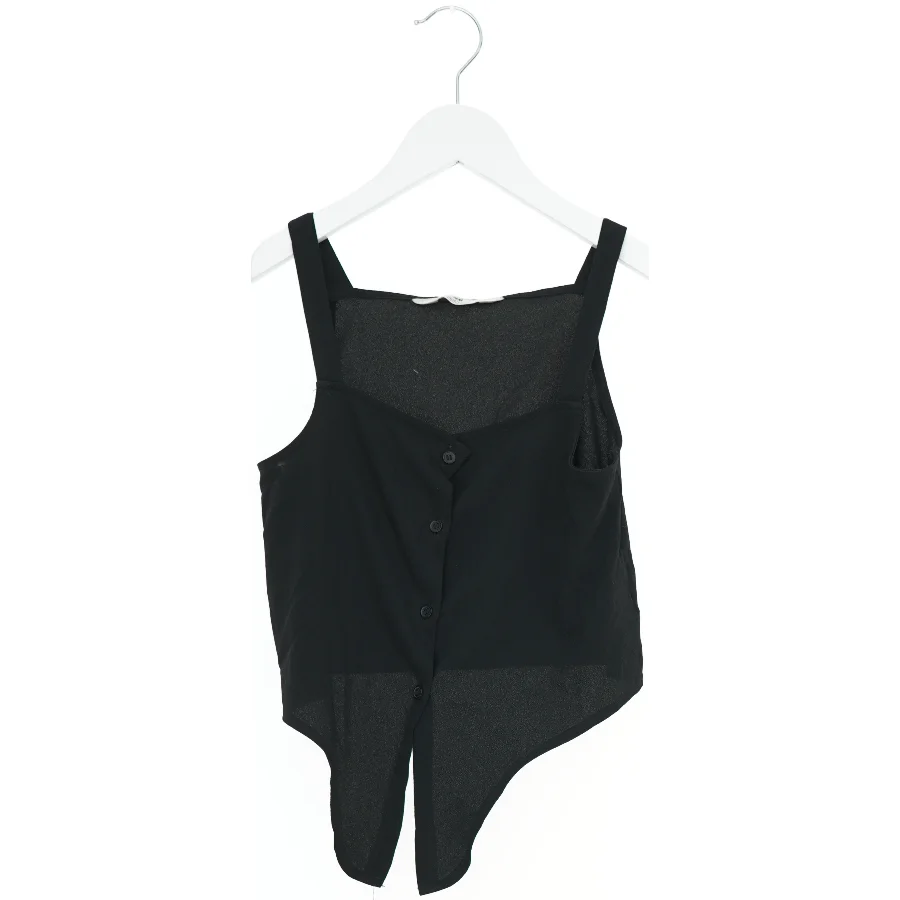 Sort top med knapper fra H&M (str. 146)