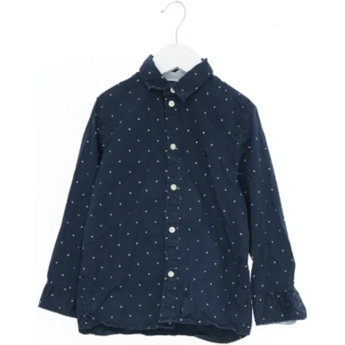 Mørkeblå skjorte med hvide prikker fra Logg (str. 122)