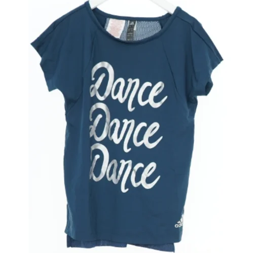 Blå T-shirt med danseskrift fra Adidas (str. 140)