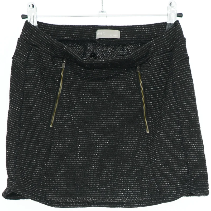 Sort nederdel med lynlåse fra Name It (str. 152)