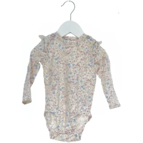 Blomstret bodystocking med lange ærmer fra H&M (str. 74)