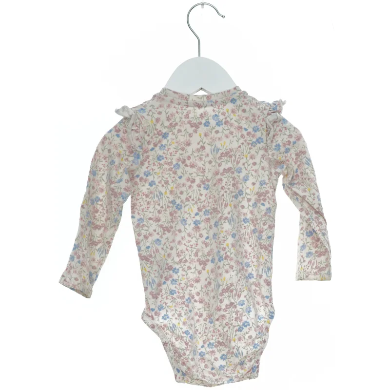 Blomstret bodystocking med lange ærmer fra H&M (str. 74)