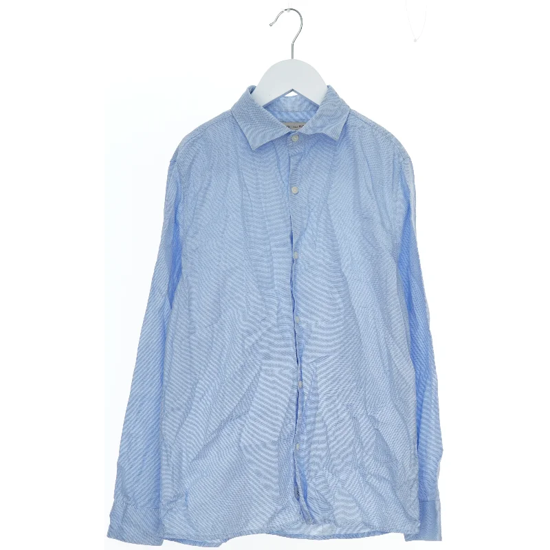 Lyseblå skjorte fra Zara (str. 152)