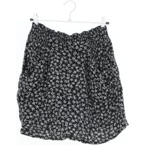 Sort nederdel med blomsterprint fra H&M (str. 128)