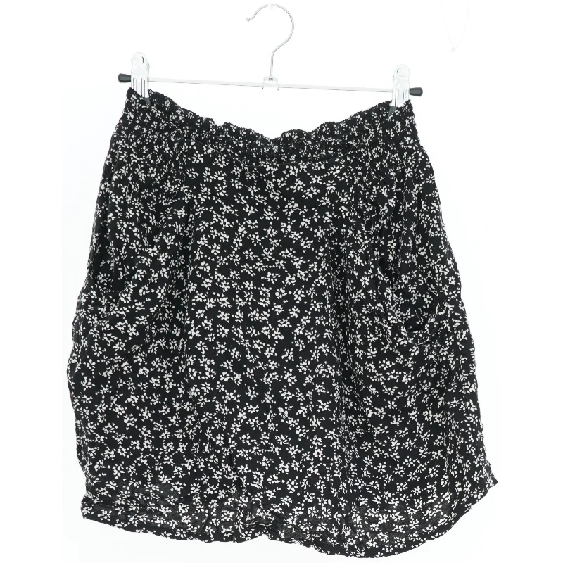 Sort nederdel med blomsterprint fra H&M (str. 128)