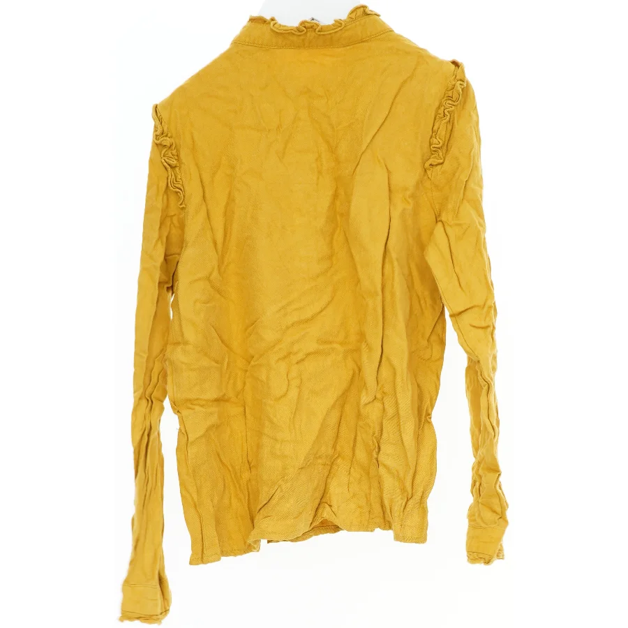 Gul bluse med knapper og flæser fra H&M (str. 134)