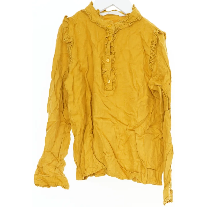 Gul bluse med knapper og flæser fra H&M (str. 134)