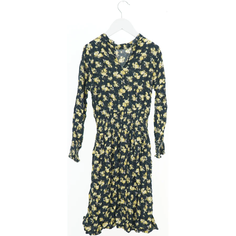 Langærmet blomsterkjole fra Name It (str. 134)