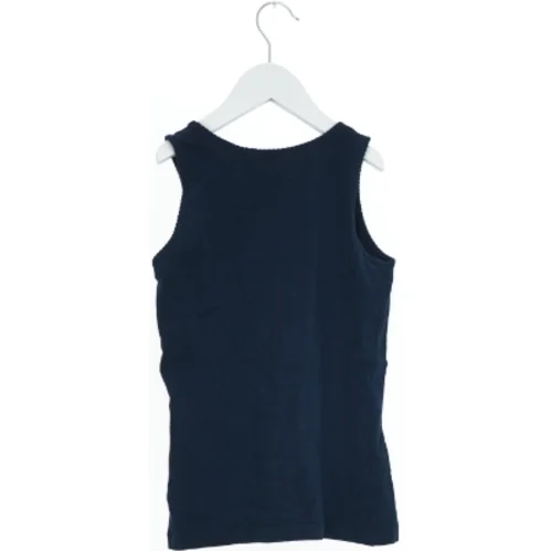 Mørkeblå tanktop fra H&M (str. 140)