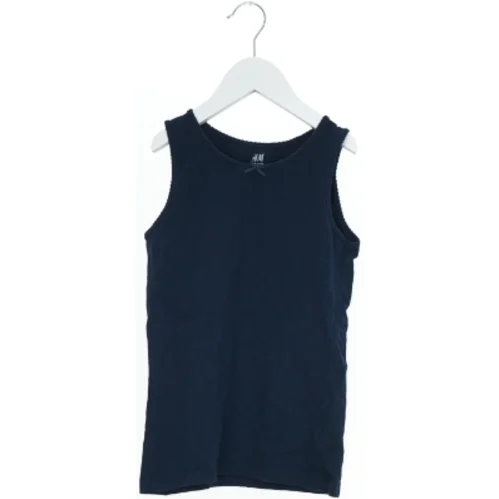 Mørkeblå tanktop fra H&M (str. 140)