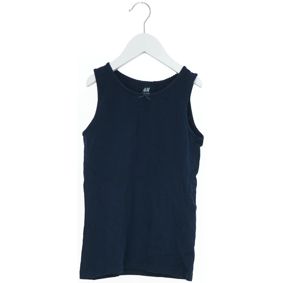 Mørkeblå tanktop fra H&M (str. 140)
