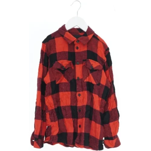 Skjorte med rødt og sort plademønster fra DNG (str. 128)