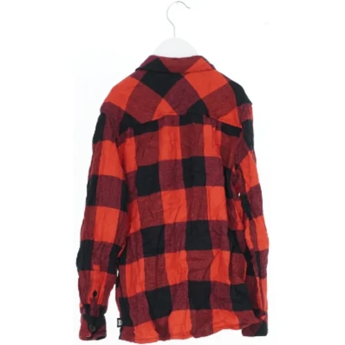 Skjorte med rødt og sort plademønster fra DNG (str. 128)