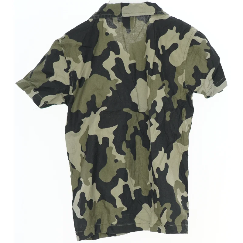 Kortærmet skjorte med camouflage mønster fra VRS (str. 140)