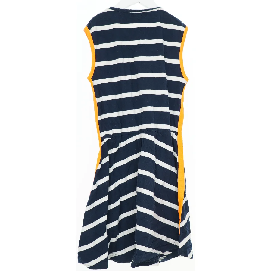 Stribet kjole med orange detaljer fra D-XEL (str. 152)