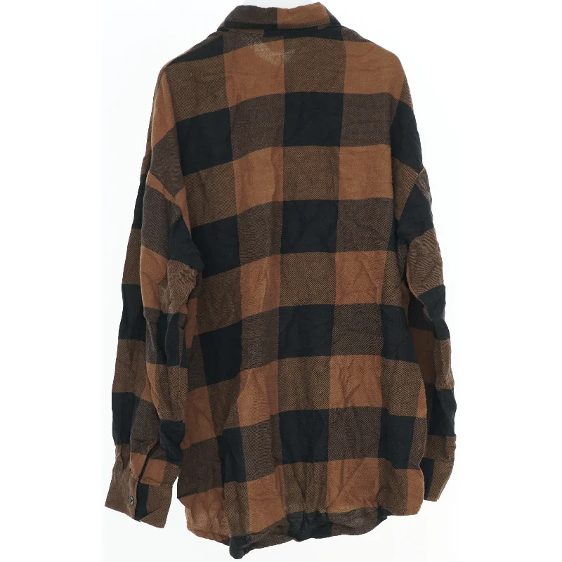 Skjorte i ternet design fra H&M (str. 152)