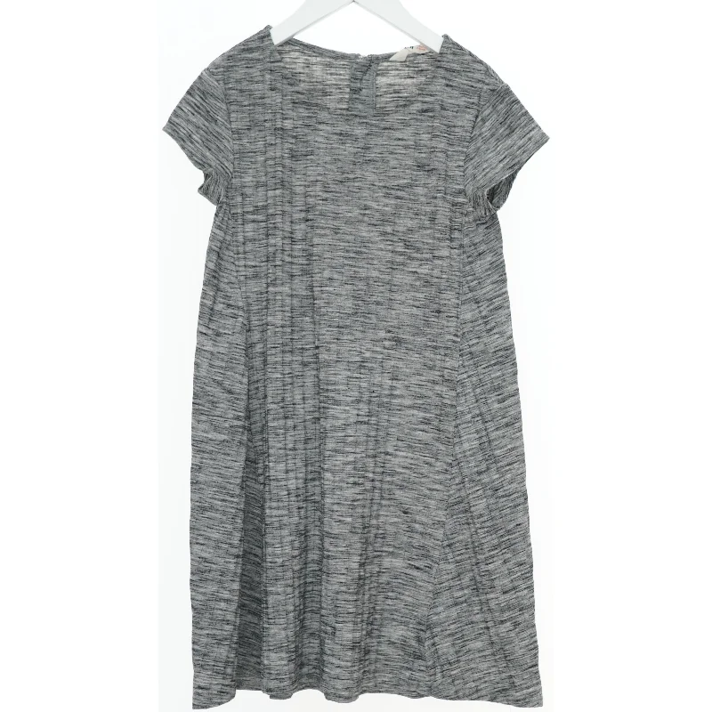 Kjole med korte ærmer fra H&M (str. 140)