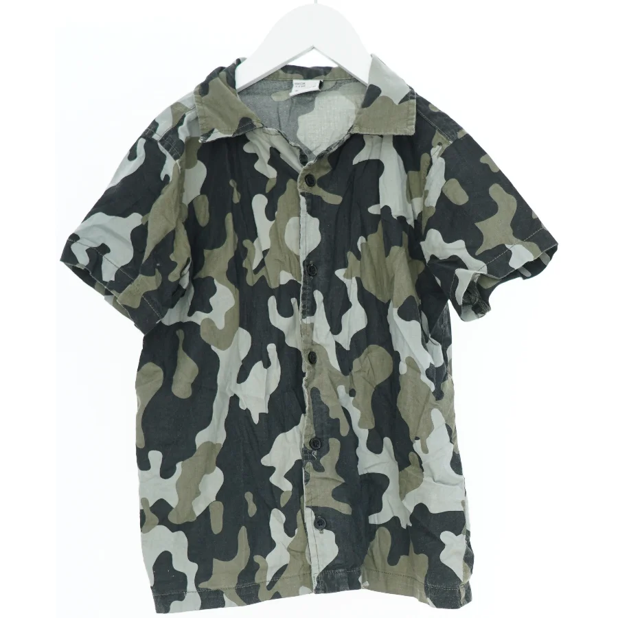 Kortærmet skjorte med camouflage mønster fra VRS (str. 134)