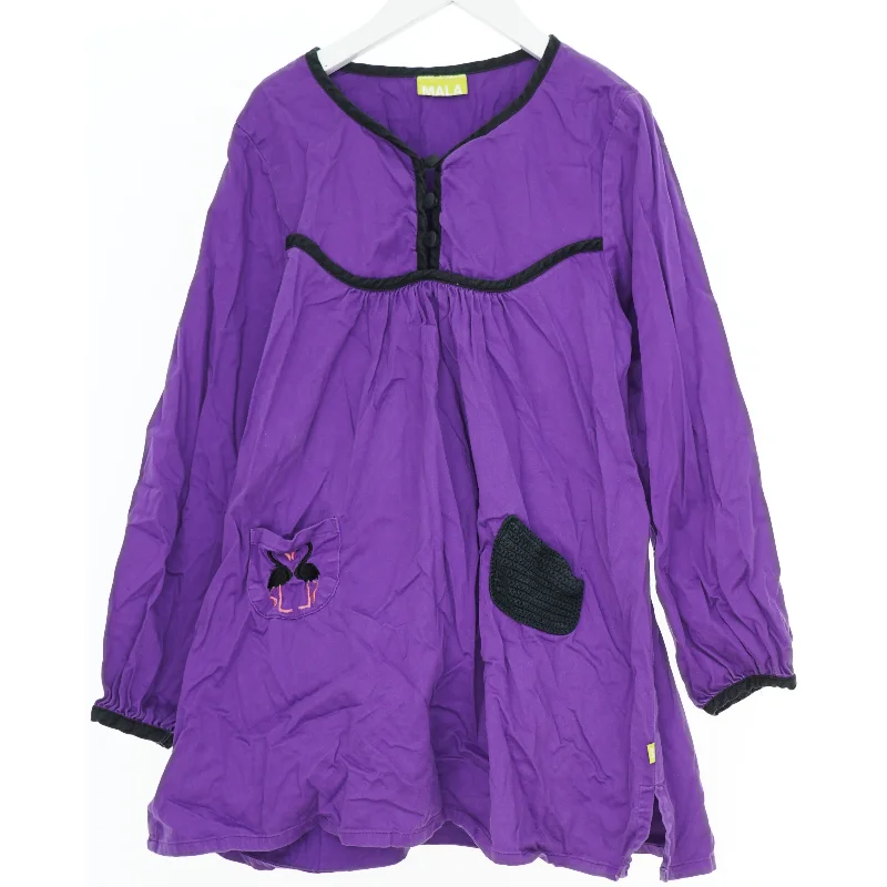Langærmet lilla kjole med lommer og sorte kanter fra Mala (str. 140)