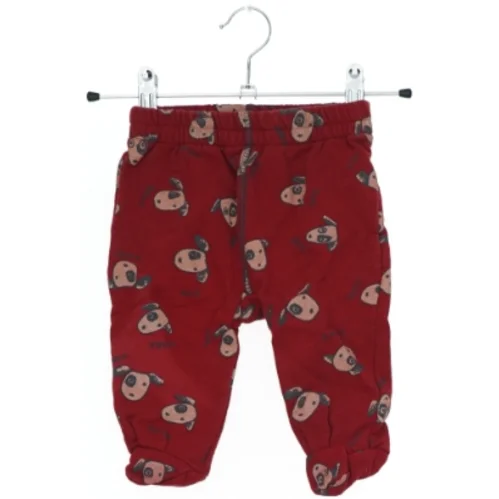 Røde bukser med hundemotiv fra H&M (str. 56)