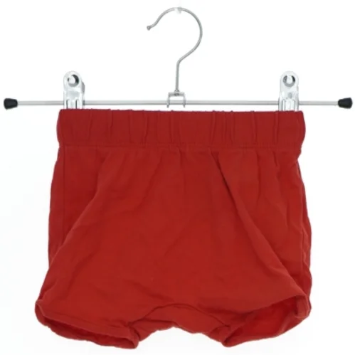 Røde shorts til børn fra H&M (str. 62)