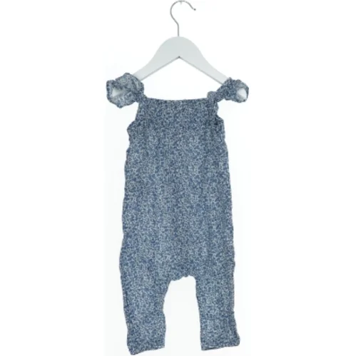 Sommerdragt med blomsterprint fra H&M (str. 74)