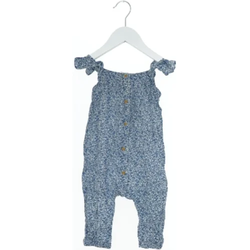 Sommerdragt med blomsterprint fra H&M (str. 74)