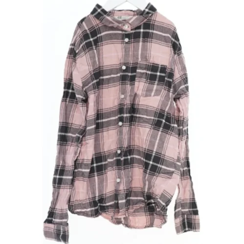 Skjorte med ternet mønster fra H&M (str. 164)