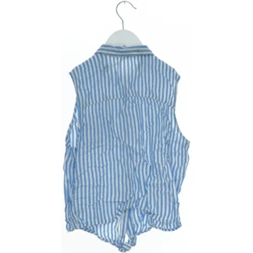 Ærmeløs skjorte med vertikale striber fra H&M (str. 170)