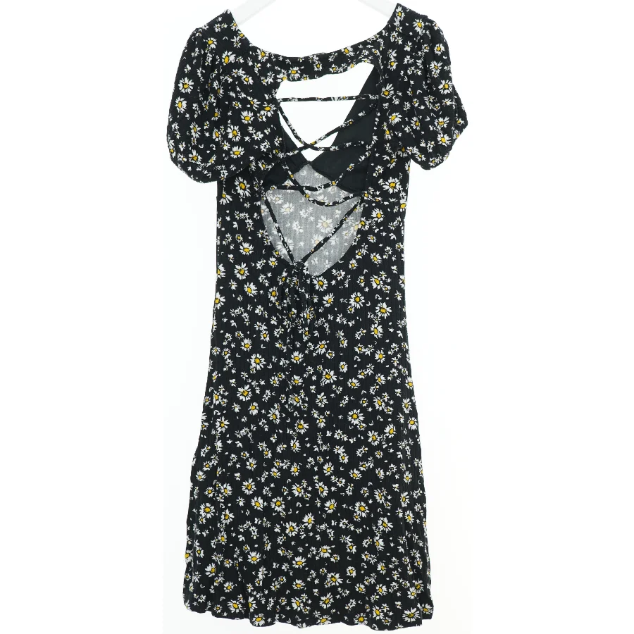 Blomstret sommerkjole med snøredetaljer fra Bershka (str. S)