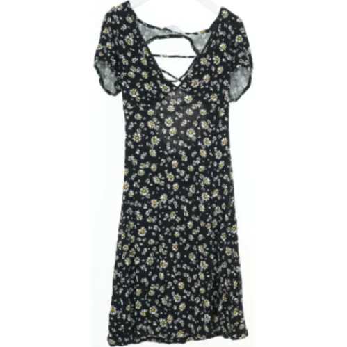 Blomstret sommerkjole med snøredetaljer fra Bershka (str. S)