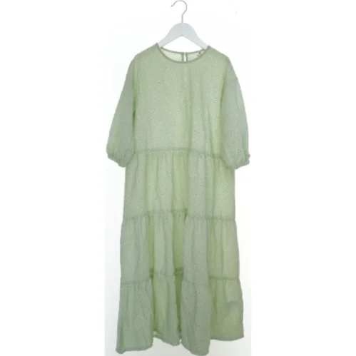 Lang kjole med mønster fra H&M (str. 146)